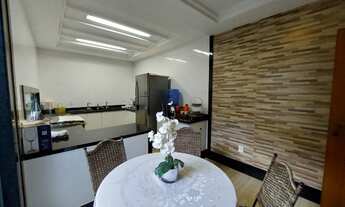 Imagem 4: Casa para venda possui 340 metros quadrados com 5 quartos, área de lazer completa