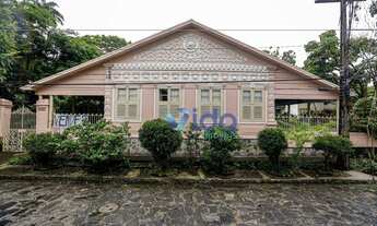 Imagem: Três casas, 6 quartos, inseridas em uma