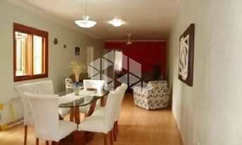 Imagem: Casa com 330m² de área construída na