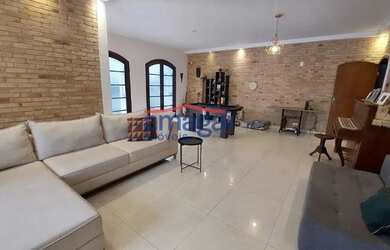 Imagem 2: Casa de Alto Padrão no Centro de Jacareí - Seu Refúgio com Piscina, 3 Suítes, Lazer, e Mui