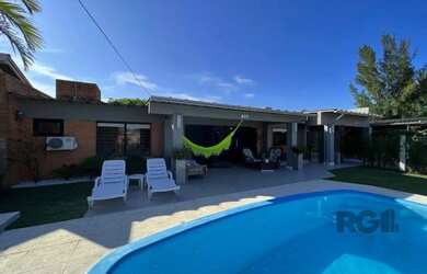 Imagem 4: Casa avulsa em Atlântida, totalmente reformada, com 5 dormitórios , duas suítes, pátio arb