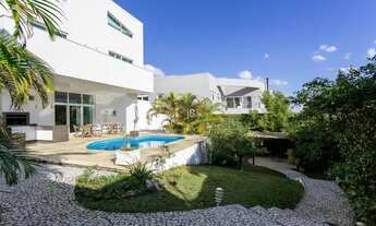 Imagem: CASA COM PISCINA E JARDIM EM CONDOMÍNIO