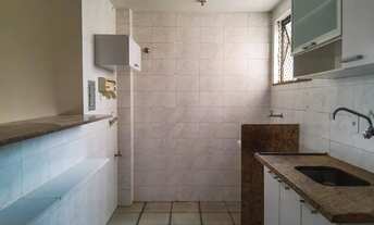 Imagem 2: Quarto e sala com vaga no Centro para locação