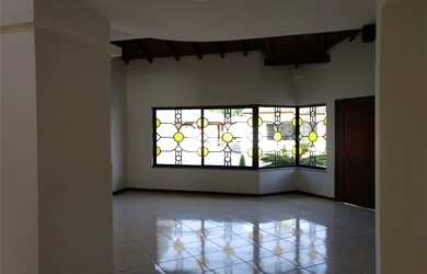 Imagem 6: Casa em condomínio muito bem localizada. Sao 3 suites sendo 1 master com closet e banheira