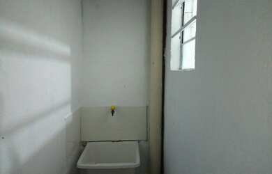 Imagem 6: Quarto independente com banheiro privativo e lavanderia