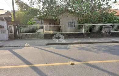 Imagem: Casa de alvenaria com rua asfaltada em ótima