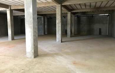 Imagem 5: Loja frente avenida pé direito duplo portas elétricas prédio com pele de vidro