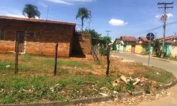 Imagem: Terreno de esquina com casa construída