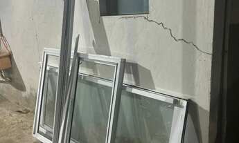 Imagem 3: Vendo ou troco janela e porta de vidro com esquadria de alumínio branco