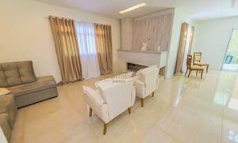 Imagem 4: Em condomínio com 03 suítes, 05 banheiros, piscina e semimobiliada