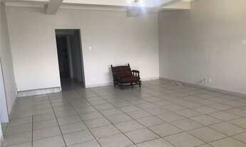 Imagem 5: Casa charmosa e aconchegante para locação. Sala, 2 quartos sendo uma suíte e closet, varan