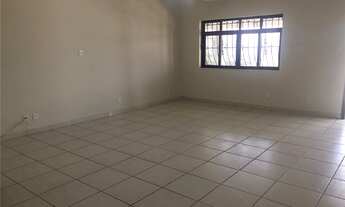 Imagem 7: Casa charmosa e aconchegante para locação. Sala, 2 quartos sendo uma suíte e closet, varan