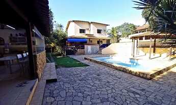 Imagem 2: Casa com 6 Quartos e Campo de Futebol