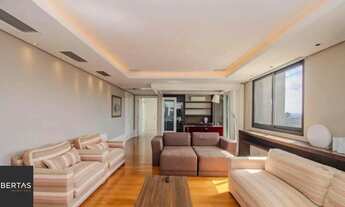 Imagem 4: Cobertura semimobiliada de alto padrão com 600 m² conta com seis suítes, nove ba