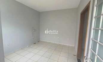 Imagem 3: Casa térrea independente no bairro Segismundo Pereira com 1 garagem(portão eletrônico), sa