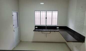 Imagem 4: Casa térrea em condomínio fechado, O condomínio oferece portaria 24h e lazer completo