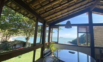 Imagem: Casa é pé na areia com 6 quartos e foi