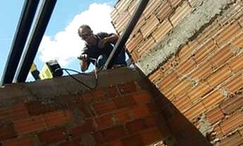 Imagem 4: Casa em construção já tampada falta 4 telhas 366