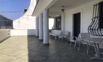 Imagem 2: Casa charmosa e aconchegante para locação. Sala, 2 quartos sendo uma suíte e closet, varan