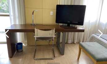 Imagem 2: Flat com 2 Quartos e 2 banheiros.Imóvel arejado e mobiliado(camas, TV, sofá, frigobar e cl