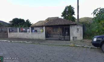 Imagem 5: Casa de madeira com um terreno com tamanho diferenciado