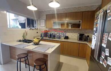 Imagem 6: Casa de Alto Padrão no Centro de Jacareí - Seu Refúgio com Piscina, 3 Suítes, Lazer, e Mui