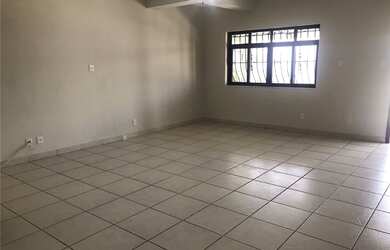 Imagem 6: Casa charmosa e aconchegante para locação. Sala, 2 quartos sendo uma suíte e closet, varan