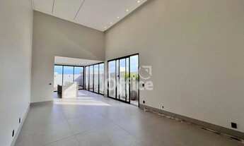 Imagem 2: Casa Térrea no Terras Alphaville - 3 Suítes + Escritório - Piscina Aquecida - Acabamento P