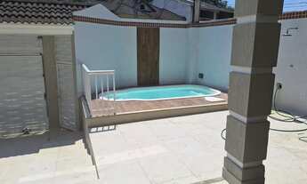 Imagem: Casa com salão de festas e piscina