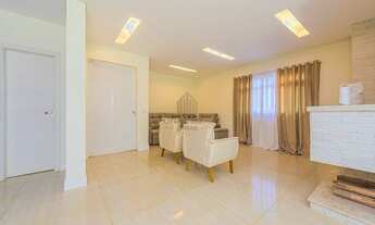 Imagem 6: Em condomínio com 03 suítes, 05 banheiros, piscina e semimobiliada