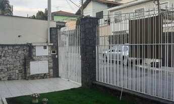 Imagem: Casa para locação em rua com cancela no