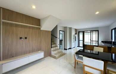 Imagem 4: Casa de alto padrão mobiliada com 3 quartos uma suíte e próximo a praia no Campeche em Flo