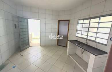 Imagem 5: Casa térrea independente no bairro Segismundo Pereira com 1 garagem(portão eletrônico), sa