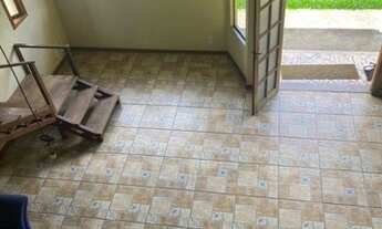 Imagem 5: Casa de cinco quartos (sendo 02 suítes), duas salas, copa cozinha, gramado, excelente loca