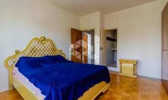 Imagem 5: Casa, no andar térreo, living, 3 dormitórios, sendo uma suíte, banheiro social com hidroma