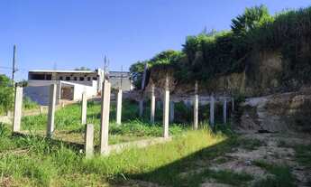 Imagem: Lote com alicerce e colunas em condomínio