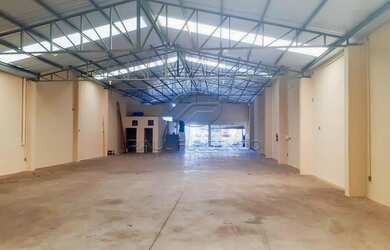 Imagem 4: Barracão central c/ estacionamento