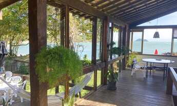 Imagem 4: Casa é pé na areia com 6 quartos e foi construída em um terreno de 1.521 metros