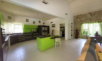 Imagem 7: Casa térrea no condomínio Casa Grande de Aldeia, com boa parte da mobília