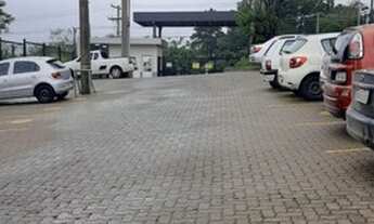 Imagem 3: Apartamento Moderno de 2 dormitórios revisitado com piso porcelanato na sala e quartos