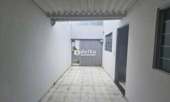 Imagem 2: Casa térrea independente no bairro Segismundo Pereira com 1 garagem(portão eletrônico), sa