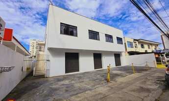 Imagem: Prédio comercial com loja e apartamentos