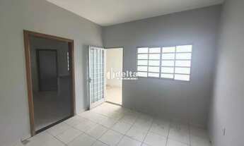 Imagem 4: Casa térrea independente no bairro Segismundo Pereira com 1 garagem(portão eletrônico), sa