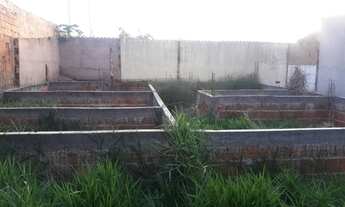 Imagem 4: Lote com um barraco e uma base pra uma casa