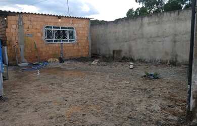 Imagem 3: Lote com um barraco e uma base pra uma casa