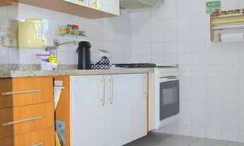 Imagem 7: Apartamento com 2 dormitórios, banheiro social com box de vidro, sala ampla com sacada, co