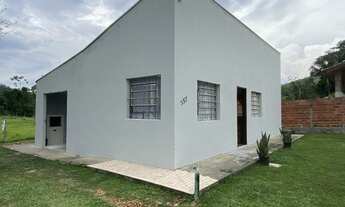Imagem 3: Casa de alvenaria com dois quartos e amplo terreno em Rodeio