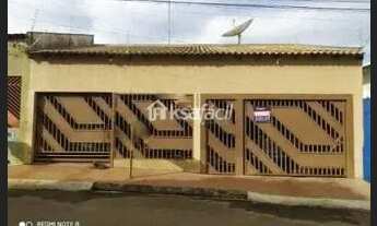 Imagem: Casa Com 3 Dormitórios à Venda, 147 M²