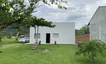 Imagem: Casa de alvenaria com dois quartos e amplo