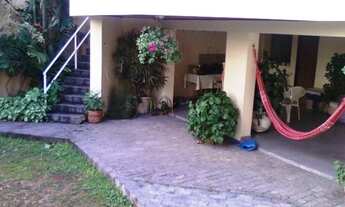 Imagem 5: Sobrado em rua de alto padrão com quintal e árvores frutíferas